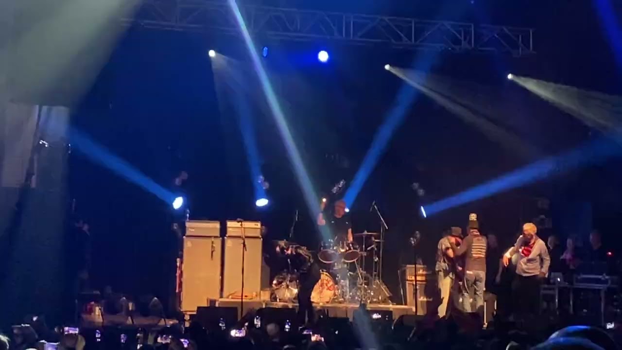 The Damned Glasgow Bass Smashing Finale from Glasgow '77 Lineup Reunion