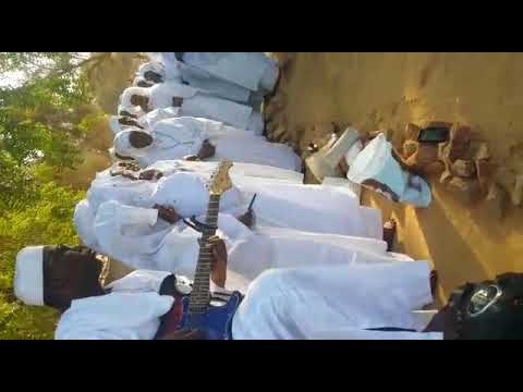 , les éléments de Yacouba Sylla chante et la danse sur les tombes de leurs ancêtres: