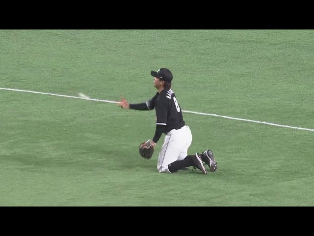 【4回裏】ピンチを救った!! マリーンズ・中村奨吾 ヒット性の打球をダイビングキャッチ!!  2023年9月5日 福岡ソフトバンクホークス 対 千葉ロッテマリーンズ