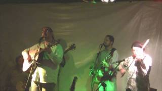 Shlomo Carlebach "Haneshama Lach" Benyamin Steinberg 2010 (הזמר והיוצר בנימין שטיינברג) - התמונה מוצגת ישירות מתוך אתר האינטרנט יוטיוב. זכויות היוצרים בתמונה שייכות ליוצרה. קישור קרדיט למקור התוכן נמצא בתוך דף הסרטון