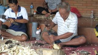 preview picture of video 'Wood Carvers in Bali, Indonesia'