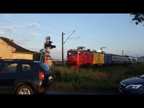 Trenul R 5212 Miercurea Ciuc-Mărășești la intersecție de drum și calea ferată data: 20.08.2020.