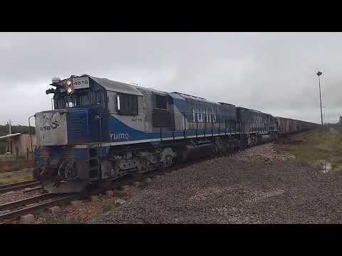 Trem carregado acelerando, cruzando a estação de São Gabriel-RS