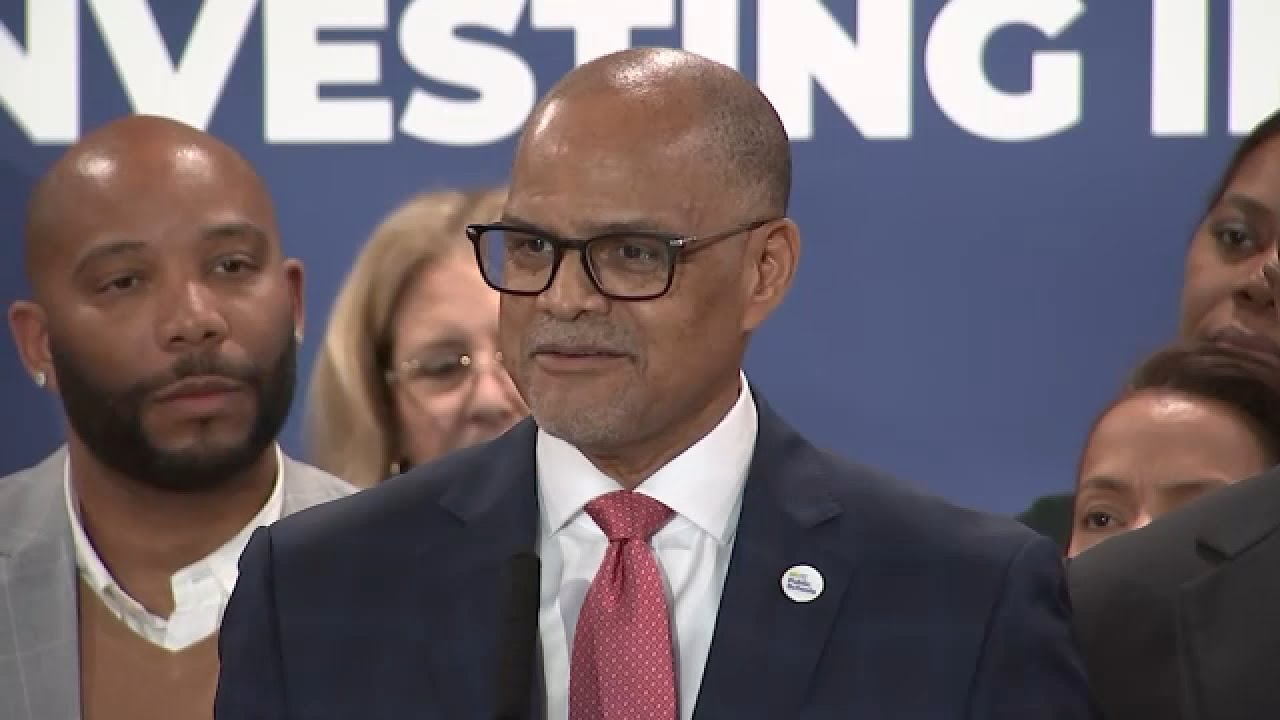 NYC Schools Chancellor stepping down; Gov. Hochul 'monitoring' Adams' administration changes