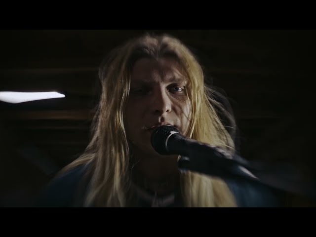 Video zu 'Freakin' Out' ansehen
