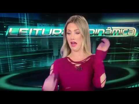 Erica Reis e a abelha intrusa travaram uma batalha cômica na frente das câmeras