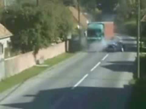 Czołowe zderzenie Tira z osobówką !!