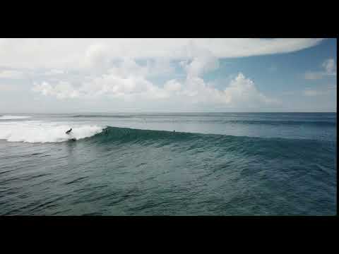 Nagranie z drona przedstawiające surfera w Tiger Stripes