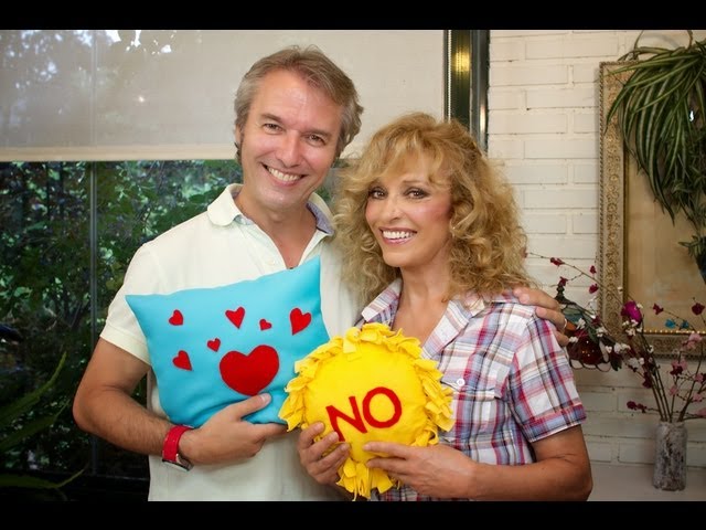 Vídeo relacionado con Hasodeo Este Cojín Pertenece a la Mejor Novia Funda de Cojín Decorativa 45x45 cm Regalos para Prometida Mujer Cumpleaños San Valentín Navidad Regalos (Novia)