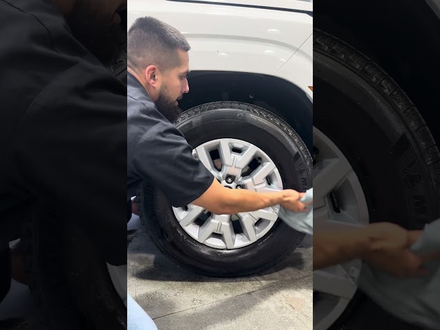 Vídeo relacionado con limpiadora de ruedas: solución negra para brillo de neumáticos, dispositivo aplicador de cepillo, fórmula protectora de oscurecimiento, accesorio para el cuidado del automóvil | Para camión, remo