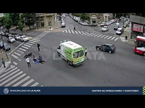 Un motociclista quedó tendido en diagonal 80 tras chocar con un auto