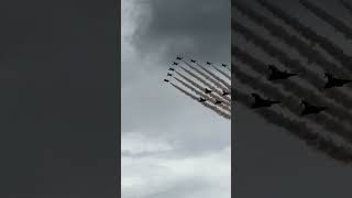 בריטניה מתאחדת לחגוג את יום ה-80 של VE כאשר חיצים אדומים עפים מעל לונדון במחווה מרהיבה