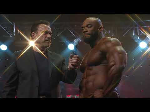 Arnold Interviews Sergio Oliva Jr. on Stage after winning the Best Posing Award.