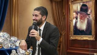 החתן פתח מעטפות והתחיל לספור שטרות של כסף 🤑 סיפור מעצים - עם כתוביות בעברית (הרב שניר גואטה) - התמונה מוצגת ישירות מתוך אתר האינטרנט יוטיוב. זכויות היוצרים בתמונה שייכות ליוצרה. קישור קרדיט למקור התוכן נמצא בתוך דף הסרטון