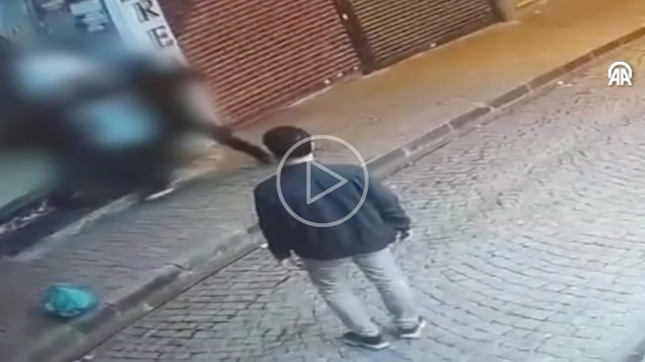 Fatih’te motosikletliye süpürgeyle saldırı: Kavga anı güvenlik kamerasına
