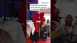 Download lagu Viral: Touching Moment of Boy Crying at Graduation Ceremony mp3