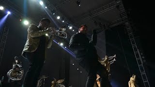 Con la Mano en la Biblia | Bandononona Clave Nueva de Max Peraza