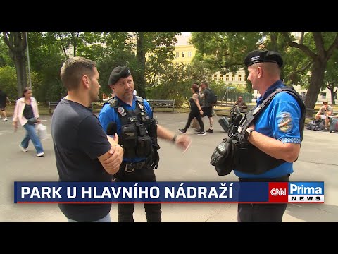 „Sherwood“ před hlavním nádražím v Praze děsí. Strážníci ukázali, kudy bezpečně parkem projít