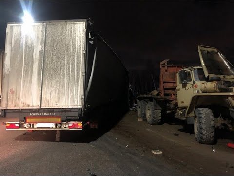 В Воронеже В ДТП с двумя грузовиками один человек погиб и один пострадал