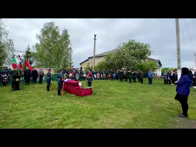 Украинада махсус операция вакытында хезмәт бурычын үтәгәндә һәлак булган кече сержант Валерий Александрович Ярухин белән хушлашу мәрасиме