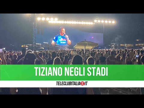 Tiziano Ferro in concerto al Maradona: duetto con Massimo Ranieri