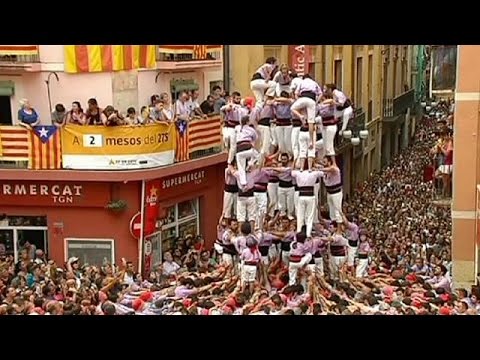 Spanish town celebrates annual 'human tower' festival