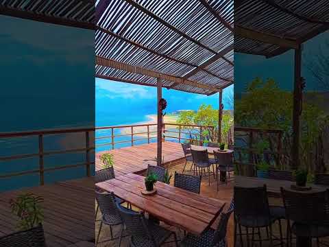 Mar azul vidro do mirante da barraca Brisa do Mar, praia de Retiro Grande, Icapui - CE