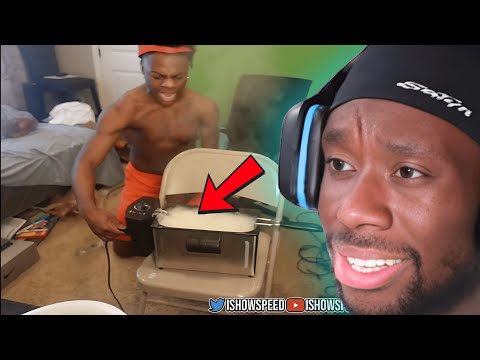 Alphonso Davies Reacts to Funny Tiktoks on Stream 😂