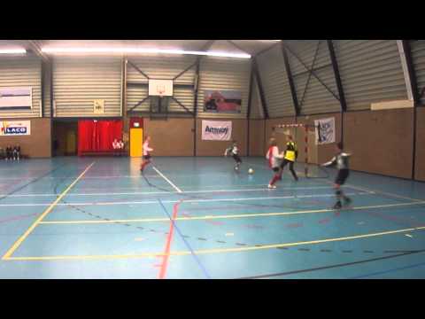 Twan scoort in de zaal  tegen GVV D1 (GGZT 2012)