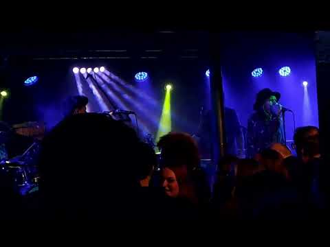 Jon Bovi. Living on a Prayer. Bon Jovi Tribute band.  Live at Chinnerys.  Southend 27/12/22