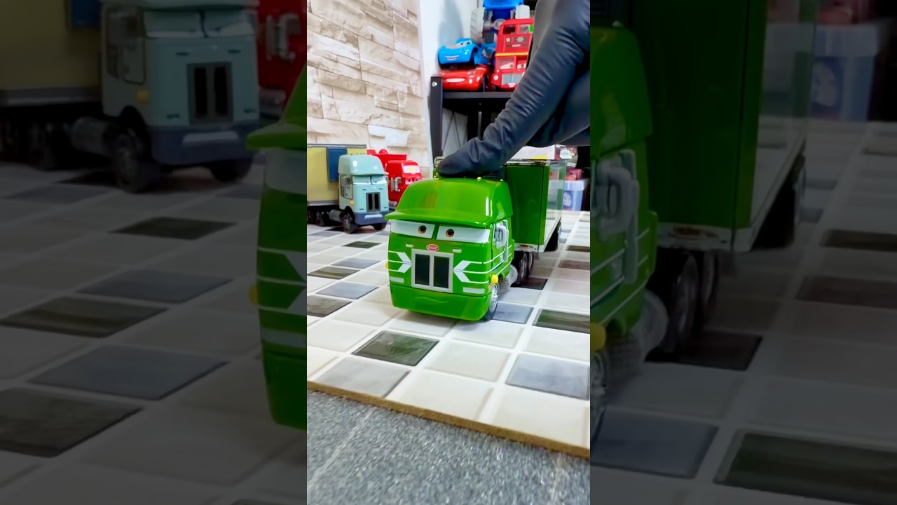 🚛 Disney Pixar Cars Toys 🚛 Big Truck Falls Into Water！ #jumpsminicar #カーズ #disneycars