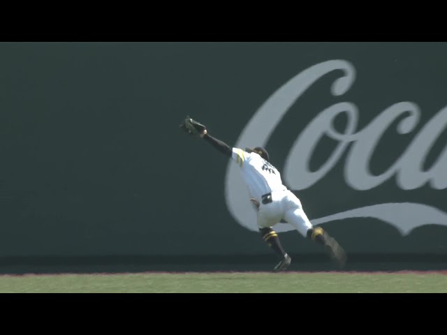 【ファーム】ホークス・重松凱人 後方への大飛球を飛び込みながらナイスキャッチ!! 2025年4月29日 福岡ソフトバンクホークス 対 阪神タイガース