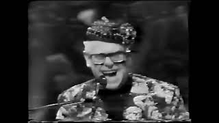 Elton John - Mona lisas and mad hatters part 2 . Live on Spanish tv December of 1988