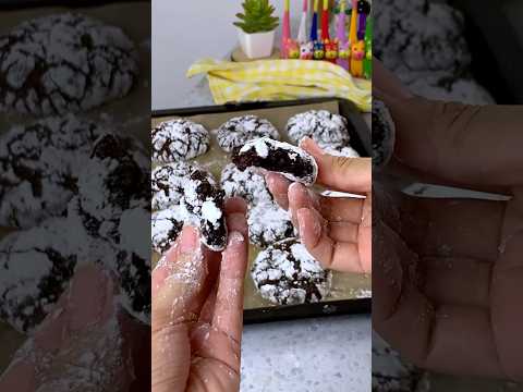 Chewy and moist Chocolate Crinkles| #chocolate #crinkles #cookies