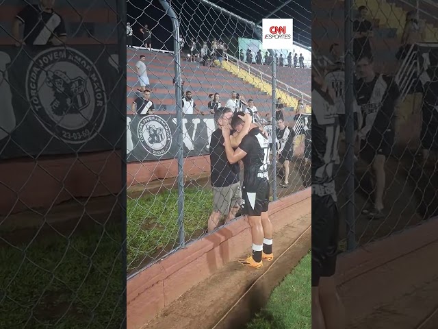 Gustavo Telles comemora estreia pela Ponte Preta junto ao pai | CNN ESPORTES