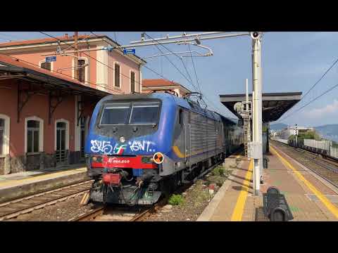 Treni alla stazione di Genova Nervi