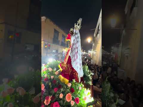 Señor de los Milagros con la Virgencita Candelaria del Socorro en el centro de la Ciudad de Trujillo