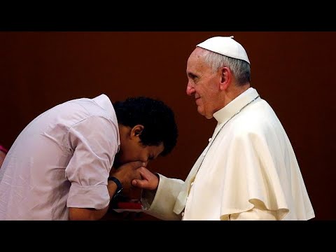 تعرف على سبب رفض البابا تقبيل الناس ليديه وخاتمه