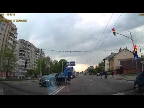 Un piéton va se rebeller face à un automobiliste dangereux | LABLAGUETV