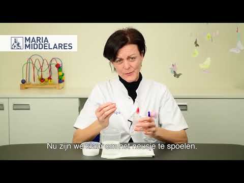 Hoe spoel je de neus van je kind met een spoelflesje