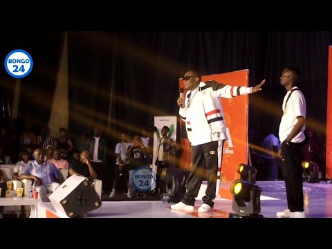 UTACHEKA MWANZO MWISHO BABA LEVO ALIVYOPIGA STAND UP COMEDY na mtoto wake