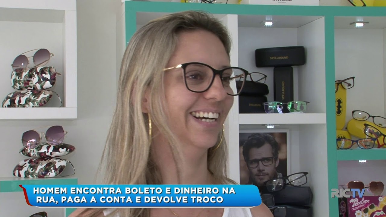 Homem encontra boleto e dinheiro na rua, paga a conta e devolve troco para dona