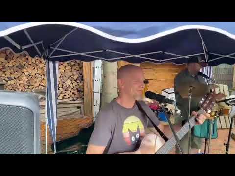 Stefan Otto und Bongo, der grandiose Perkussionist (Hinterhof in Hagen-Wehringhausen, 2022)