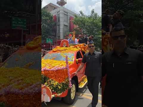 People shower flowers to welcome PM Modi | Bengaluru roadshow infuses new ENERGY 🚀 in BJP's campaign