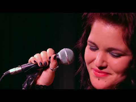 Leona Šenková - Jsem jaká jsem (Oficiální video)