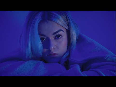 Grace Davies - i met a boy online (Visualiser)