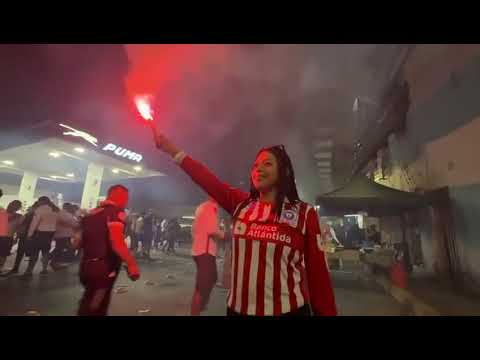 "El ÉPICO recibimiento de la afición de Olimpia con el equipo previo al juego contra Alajuelense" Barra: La Barra 79 &bull; Club: Olimpia