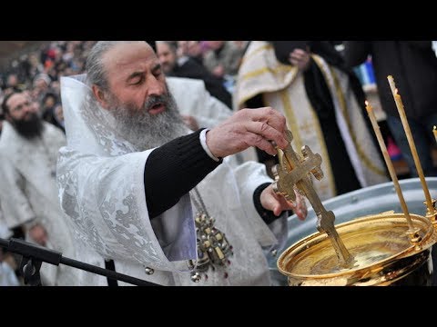 Молитва от венца безбрачия для женщин. Умыть святой водой. Молитва от сглаза детя. Ребенок умывается водой. Человек умывается.