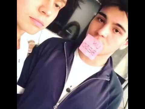 Beso de Sebastián Villalobos y Mario Ruiz