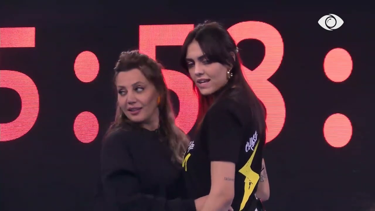 Nuk dorëzohen banorët, edhe pas 6 orësh vijojnë të qëndrojnë mbi platforma